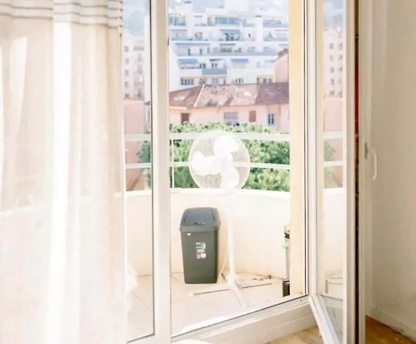 Cozy Et Moderne Dans A